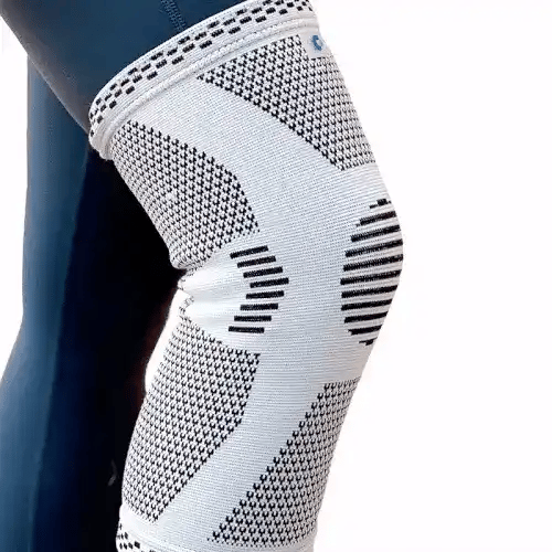 Orthopedische compressie kniebrace; zwart met blauw design, biedt gewrichtsondersteuning en verlichting bij knieklachten.