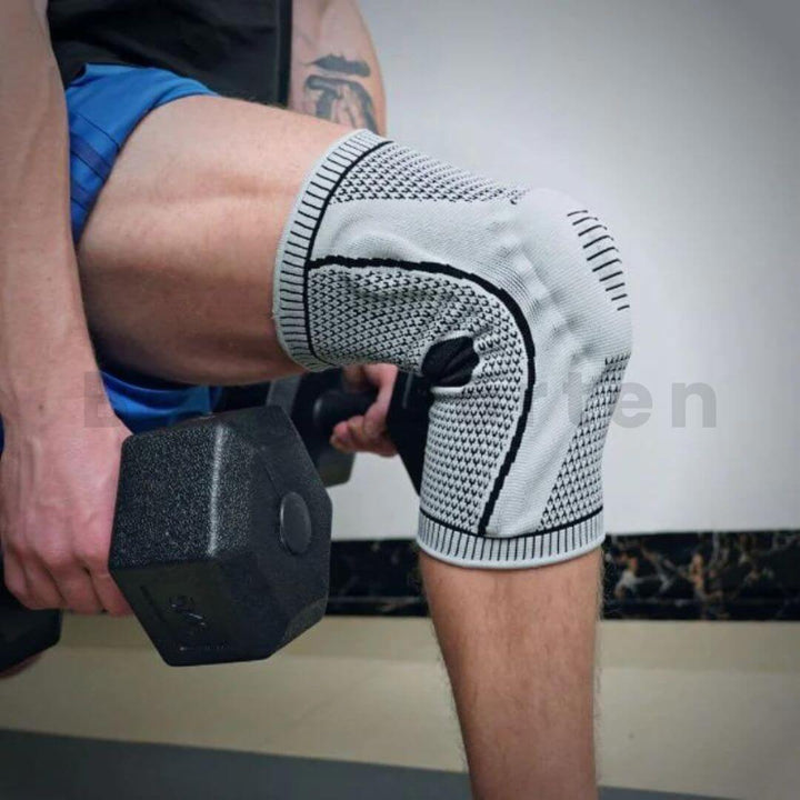 Orthopedische compressie kniebrace; zwart met blauw design, biedt gewrichtsondersteuning en verlichting bij knieklachten.