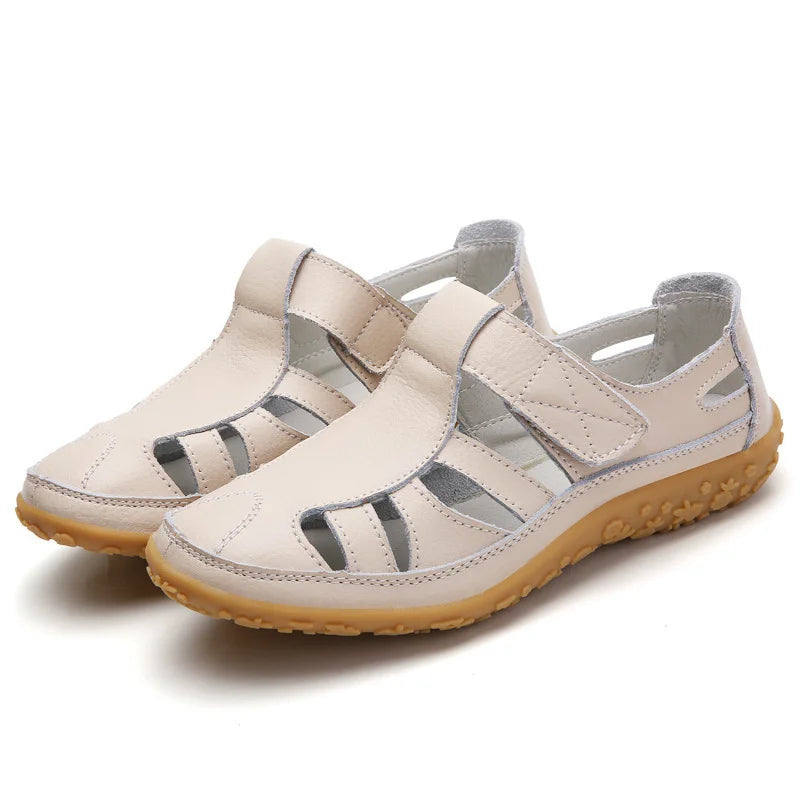 Orthopedische retro sandaal, dames, zijaanzicht, bruin splitleer, antislipzool, comfortabel en modern voor de zomer.