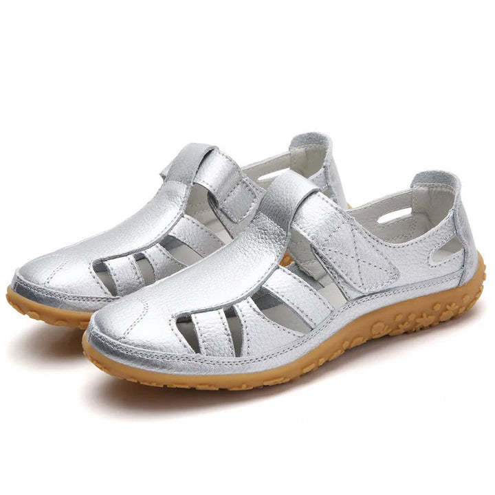 Orthopedische retro sandaal, dames, zijaanzicht, bruin splitleer, antislipzool, comfortabel en modern voor de zomer.