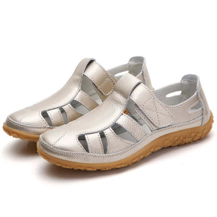 Orthopedische retro sandaal, dames, zijaanzicht, bruin splitleer, antislipzool, comfortabel en modern voor de zomer.