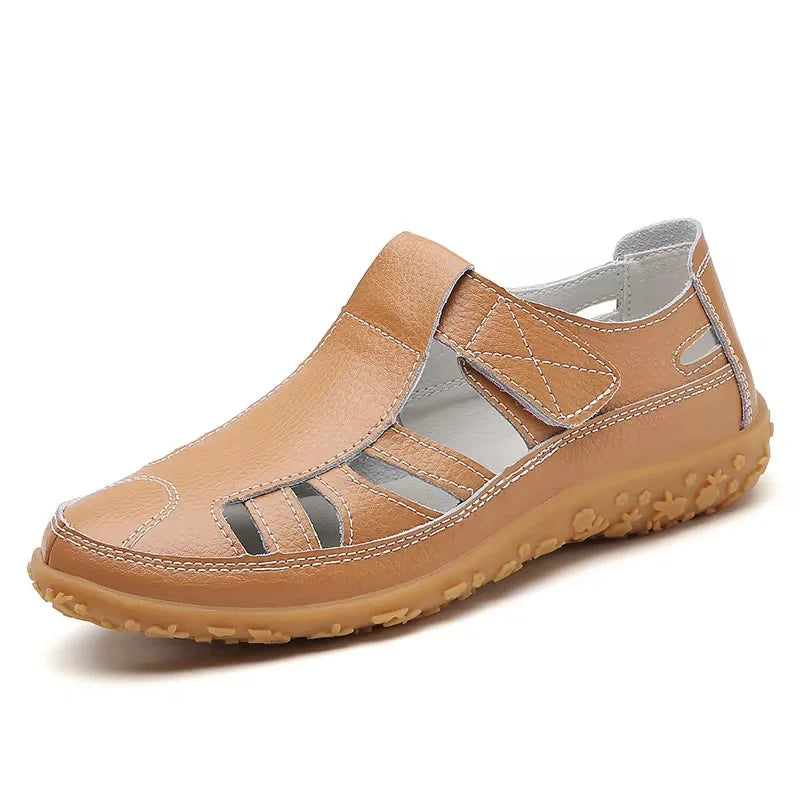 Orthopedische retro sandaal, dames, zijaanzicht, bruin splitleer, antislipzool, comfortabel en modern voor de zomer.