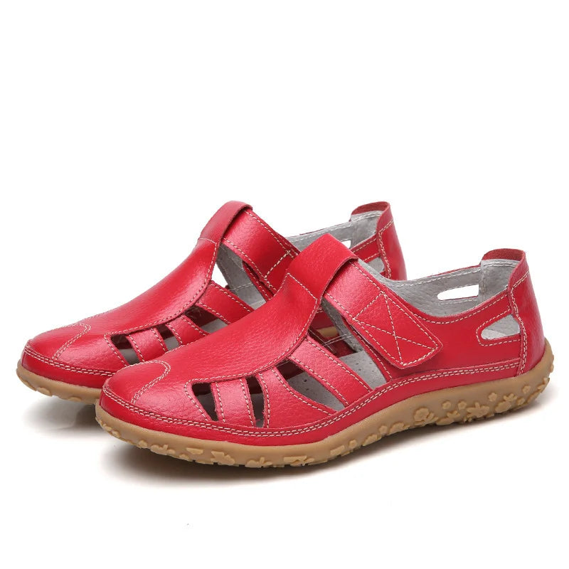 Orthopedische retro sandaal, dames, zijaanzicht, bruin splitleer, antislipzool, comfortabel en modern voor de zomer.