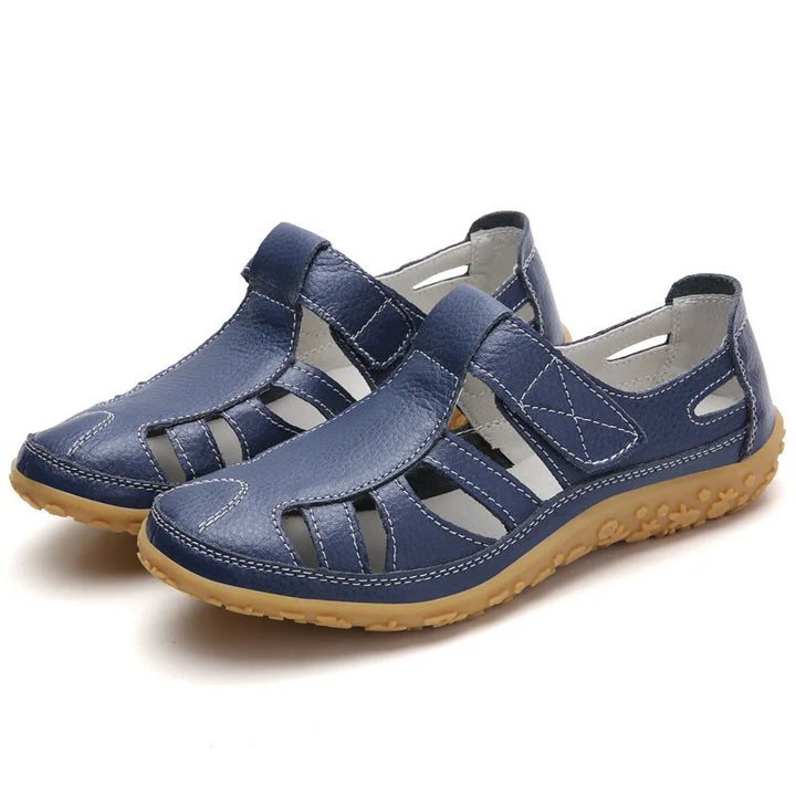 Orthopedische retro sandaal, dames, zijaanzicht, bruin splitleer, antislipzool, comfortabel en modern voor de zomer.