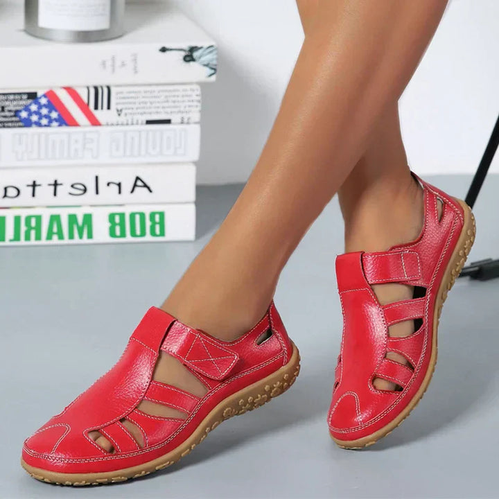 Orthopedische retro sandaal, dames, zijaanzicht, bruin splitleer, antislipzool, comfortabel en modern voor de zomer.