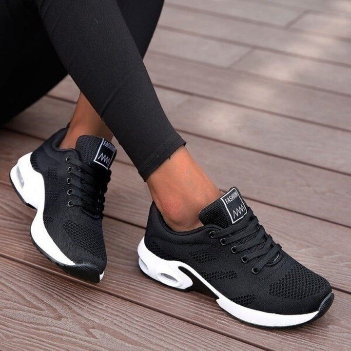Orthopedische sneakers voor dames in sportief design, dynamisch en modern met ademende materialen.