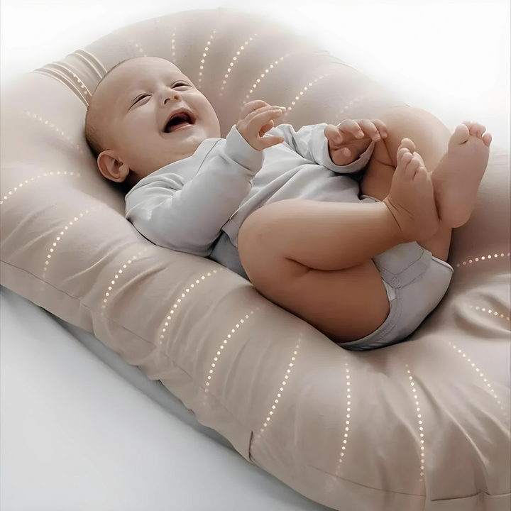 Orthopedisch babykussen in beige, ergonomisch gevormd, bevordert een gezonde hoofd- en nekontwikkeling, hypoallergeen.