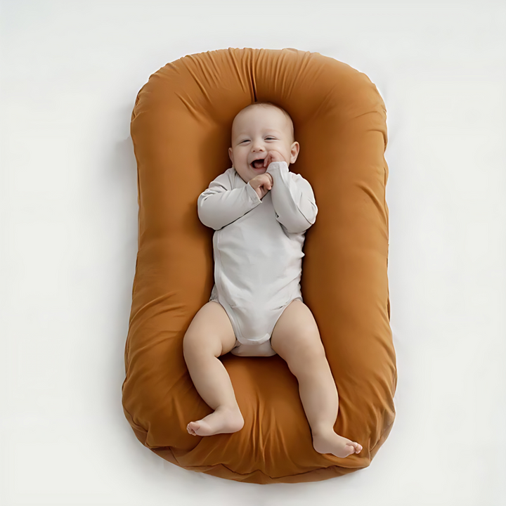 Orthopedisch babykussen in beige, ergonomisch gevormd, bevordert een gezonde hoofd- en nekontwikkeling, hypoallergeen.