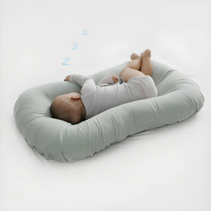 Orthopedisch babykussen in beige, ergonomisch gevormd, bevordert een gezonde hoofd- en nekontwikkeling, hypoallergeen.
