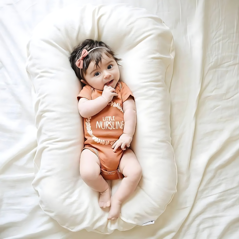 Orthopedisch babykussen in beige, ergonomisch gevormd, bevordert een gezonde hoofd- en nekontwikkeling, hypoallergeen.