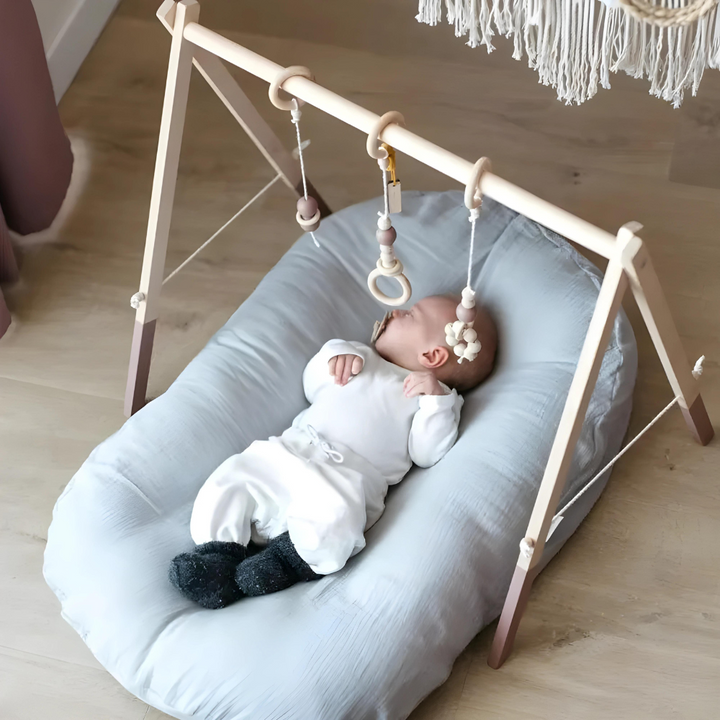 Orthopedisch babykussen in beige, ergonomisch gevormd, bevordert een gezonde hoofd- en nekontwikkeling, hypoallergeen.