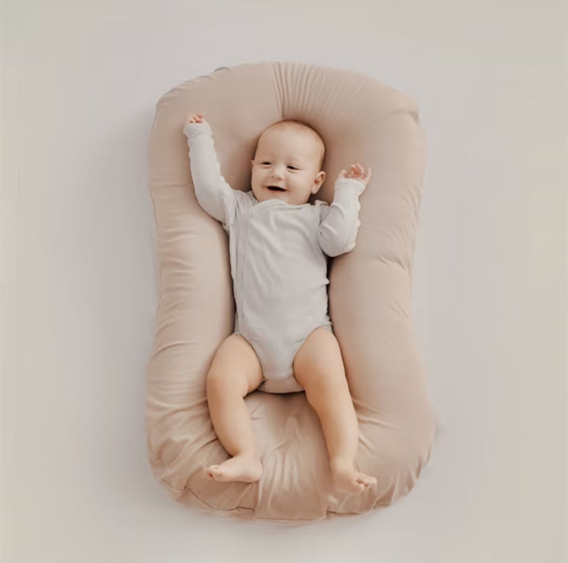 Orthopedisch babykussen in beige, ergonomisch gevormd, bevordert een gezonde hoofd- en nekontwikkeling, hypoallergeen.