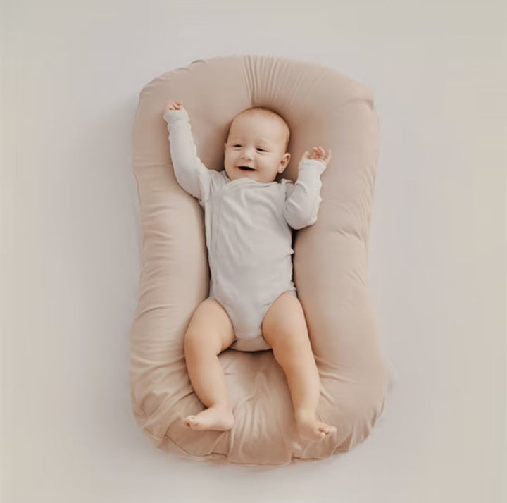 Orthopedisch babykussen in beige, ergonomisch gevormd, bevordert een gezonde hoofd- en nekontwikkeling, hypoallergeen.