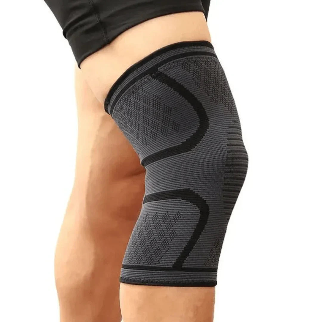 Model draagt FlexiKnee Pro kniebandage, toont de ergonomische pasvorm en bewegingsvrijheid.
