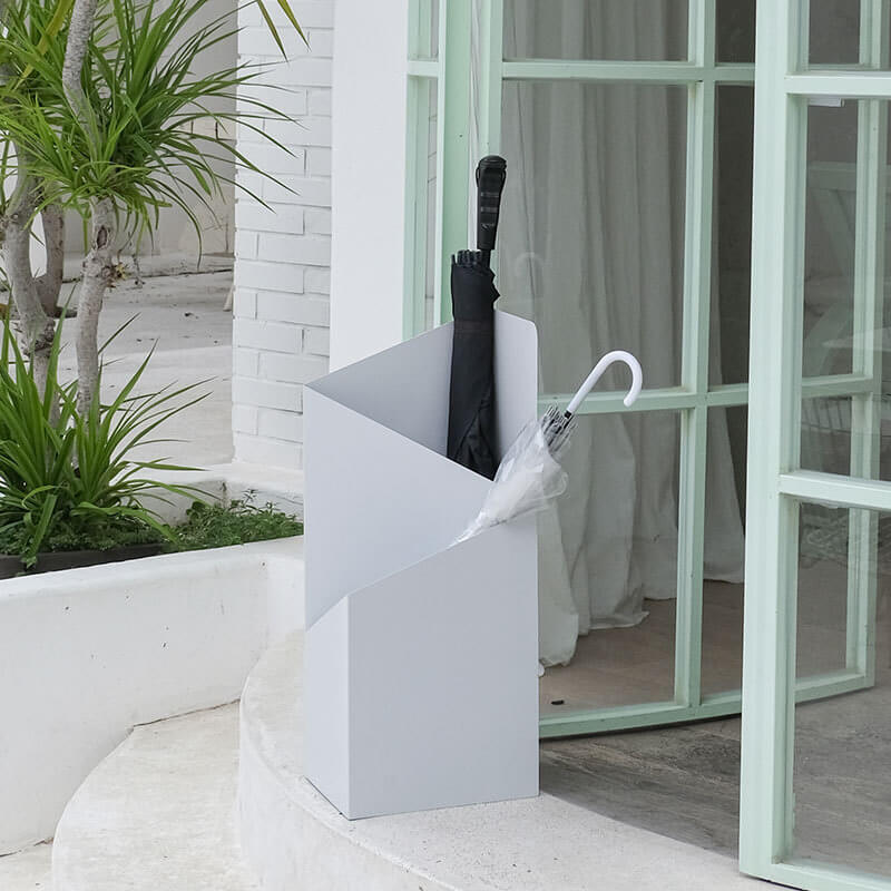 Zwarte metalen parapluhouder Strömma; een moderne opberger voor paraplu's in de hal.