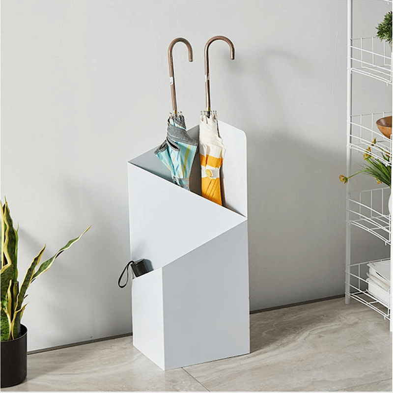 Design parapluhouder van metaal, ideaal als woonaccessoire in een moderne hal of entree.