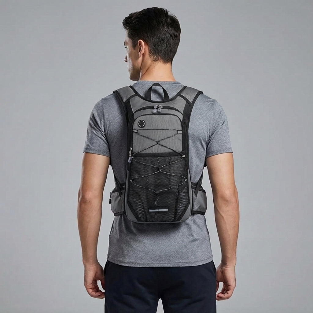 Persoon draagt de comfortabele Pathcore ergonomische outdoor dagrugzak tijdens een wandeling in de natuur.
