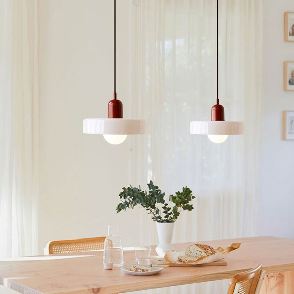 Moderne hanglamp in de trend van Bauhaus, met levendig gekleurd glas. Perfect voor eetkamer of woonkamer om sfeer te creëren.