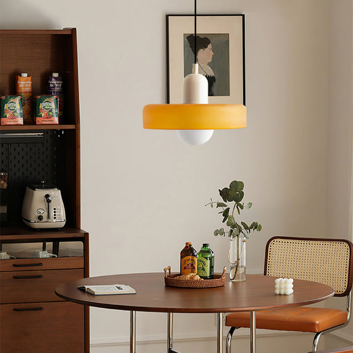 Hanglamp met Bauhaus-invloeden en ingelegd gekleurd glas, een eyecatcher voor zowel woon- als eetkamer.