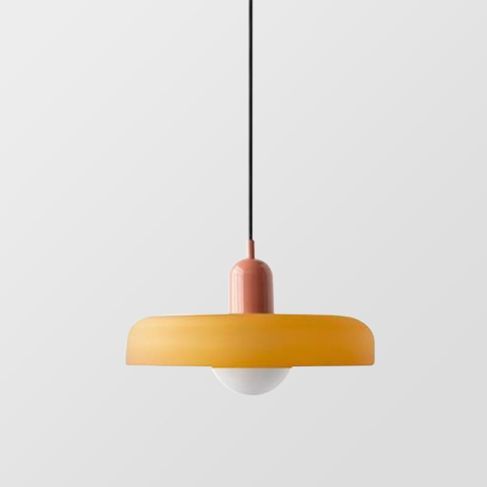 Functionele en decoratieve hanglamp in Bauhaus-stijl, met kleurrijke glazen panelen voor een unieke lichtbeleving.