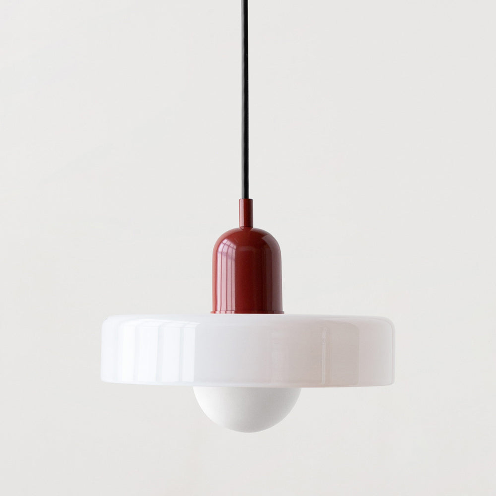 Hanglamp die de esthetiek van Bauhaus combineert met gekleurd glas, een prachtige aanvulling op woon- en eetkamers.