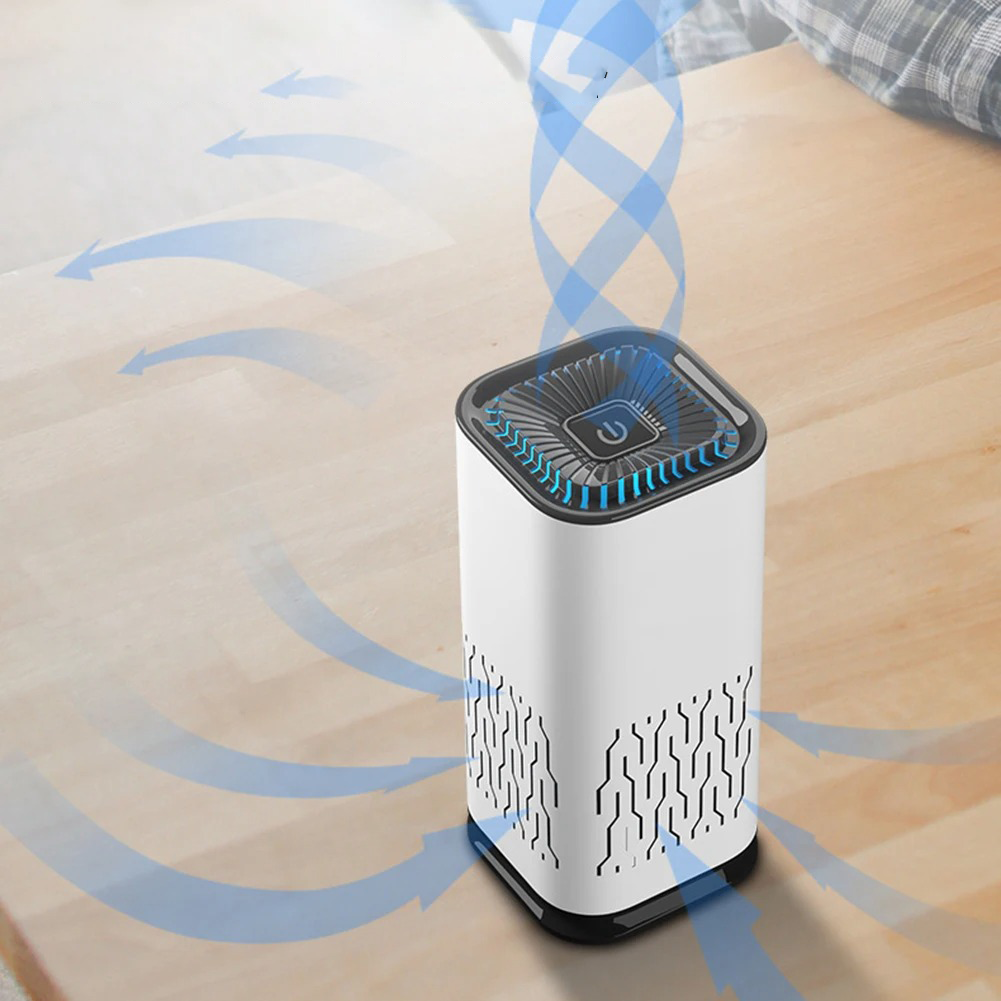 Witte PetPure luchtreiniger naast slapende kat, zorgt stil voor schone, allergeenvrije lucht in uw woonkamer.