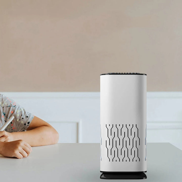 Elegante zwarte PetPure luchtreiniger elimineert huisdierallergenen en nare geuren, voor een schoon en fris huis.