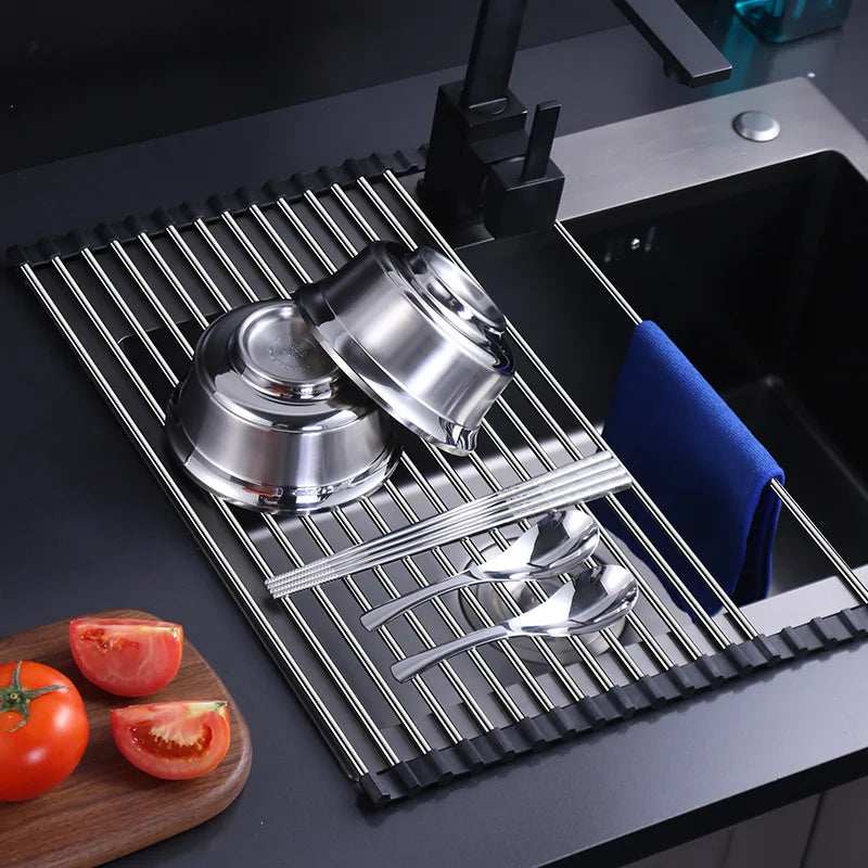Ruimtebesparend roestvrijstalen afdruiprek met modern design, ideaal voor spoelbakken in de keuken; opvouwbaar en multifunctioneel.