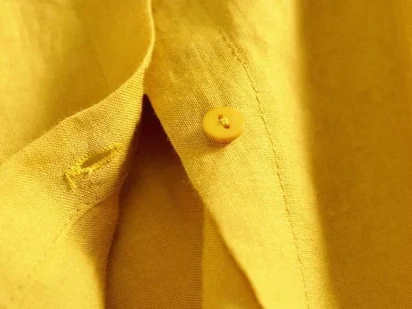 Elegante dames zonnebloemgele plisséblouse met driekwartmouwen en ronde halslijn.