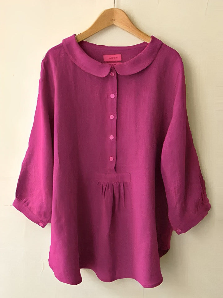 Elegante dames zonnebloemgele plisséblouse met driekwartmouwen en ronde halslijn.