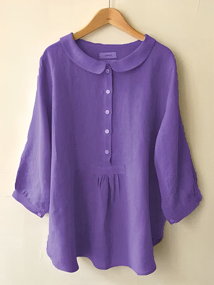 Elegante dames zonnebloemgele plisséblouse met driekwartmouwen en ronde halslijn.