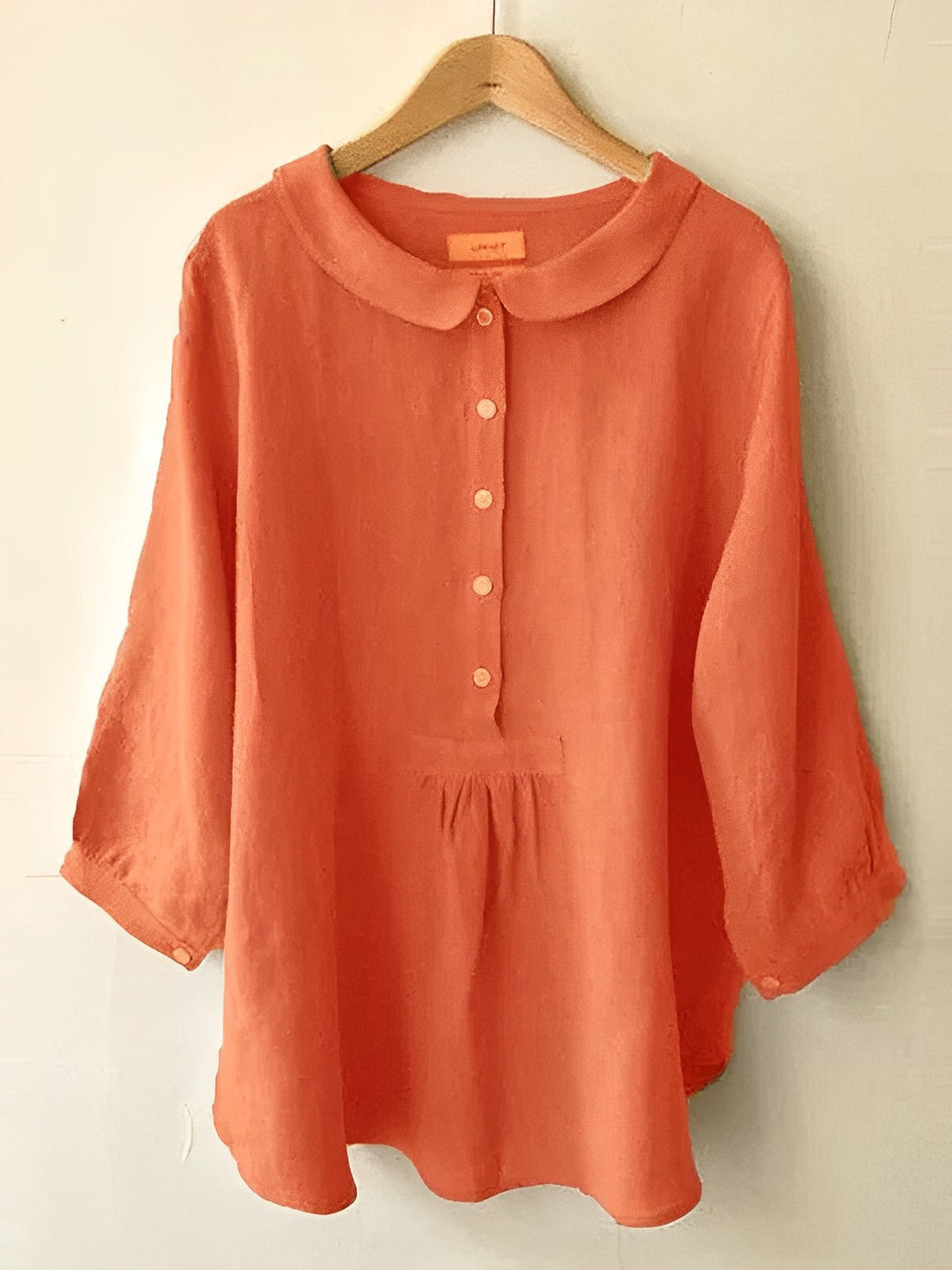 Elegante dames zonnebloemgele plisséblouse met driekwartmouwen en ronde halslijn.