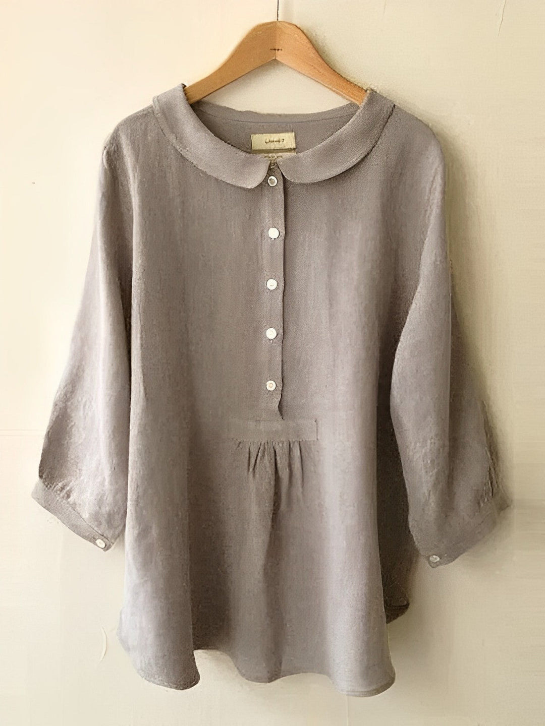 Elegante dames zonnebloemgele plisséblouse met driekwartmouwen en ronde halslijn.