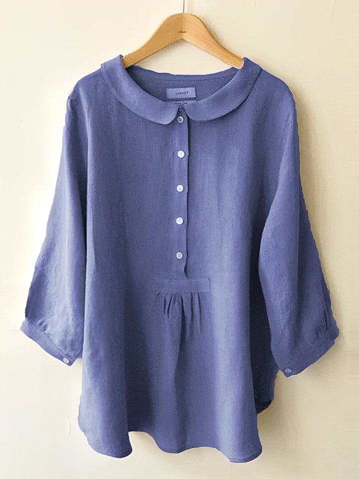Elegante dames zonnebloemgele plisséblouse met driekwartmouwen en ronde halslijn.