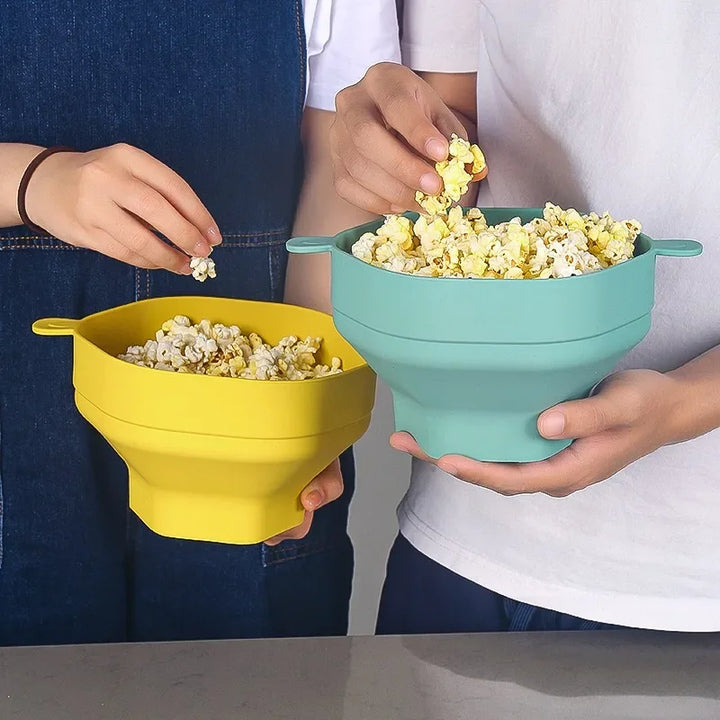 Compacte PopDeluxe opvouwbare siliconen kom voor popcorn; perfect voor kleine keukens, vaatwasserbestendig.