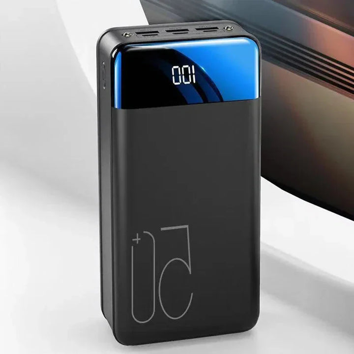 Powerbank 50000mAh, zwart-wit, in de hand, voor snel opladen, draagbaar en veelzijdig, in de buitenlucht.