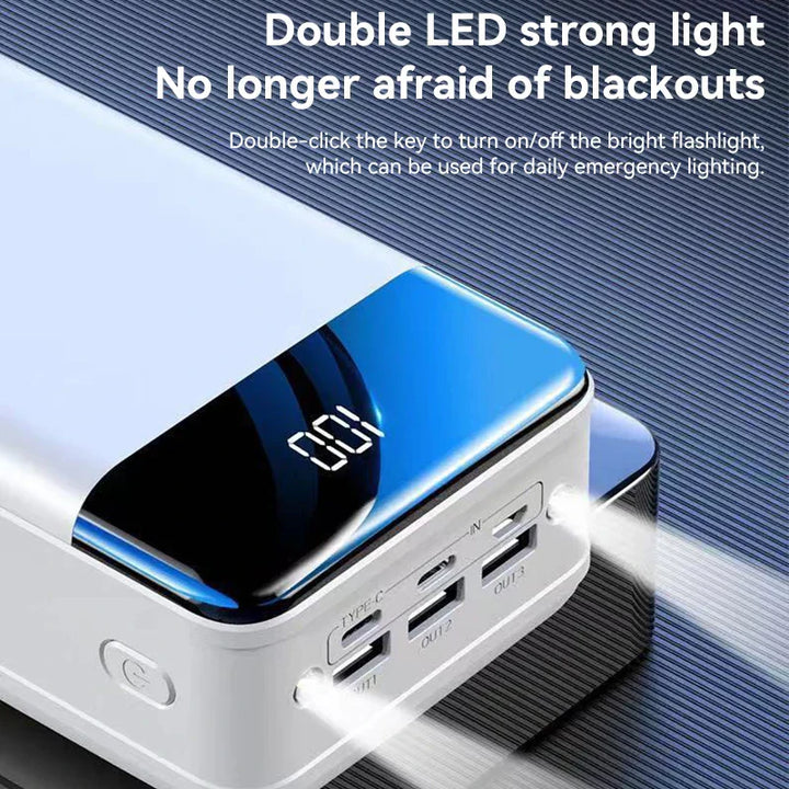 Powerbank 50000mAh, zwart-wit, in de hand, voor snel opladen, draagbaar en veelzijdig, in de buitenlucht.