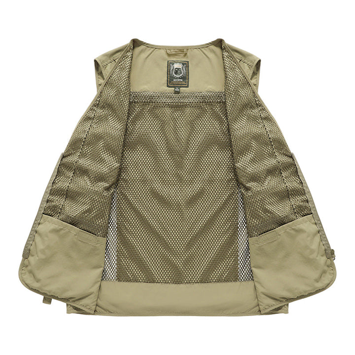 Detail van ademend zomervest voor vrouwen, toont de hoge kwaliteit Khaki stof.