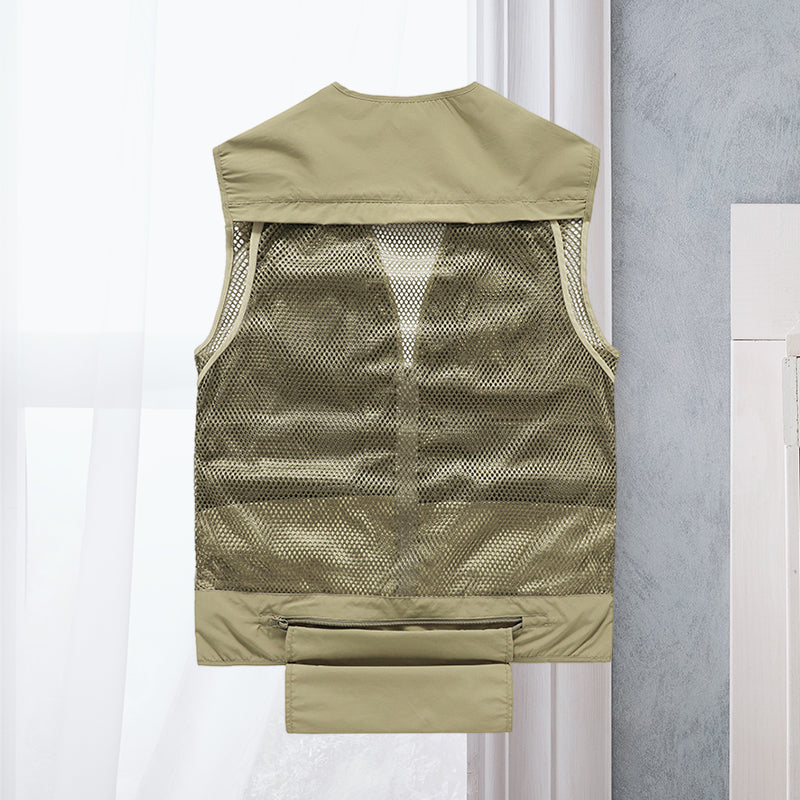Khaki zomervest voor dames, met aandacht voor de details en constructie van de zakken.