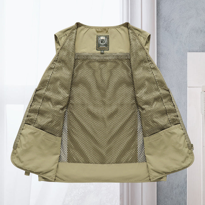 Veelzijdig Khaki zomervest, toont de ademende stof en casual look.