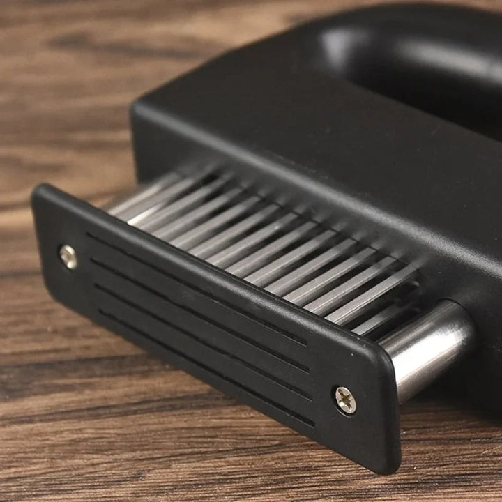 Praktische vleesvermalser met 48 scherpe roestvrijstalen messen, ergonomisch ontwerp, perfect om vlees mals te maken.