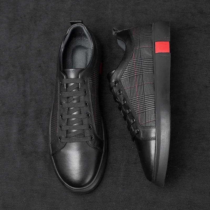 Zwarte herensneakers van echt leer, met aandacht voor detail en comfort.