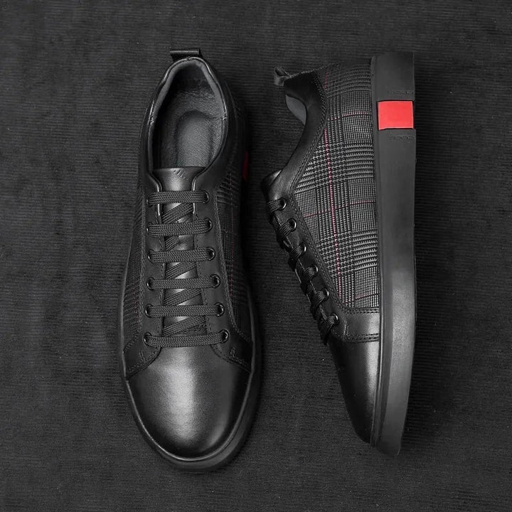 Zwarte herensneakers van echt leer, met aandacht voor detail en comfort.