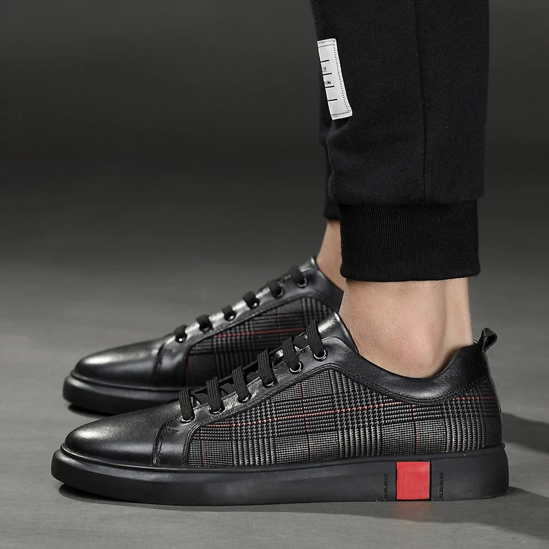 Nauwkeurige weergave van zwarte heren leren sneakers, perfect voor elke gelegenheid.