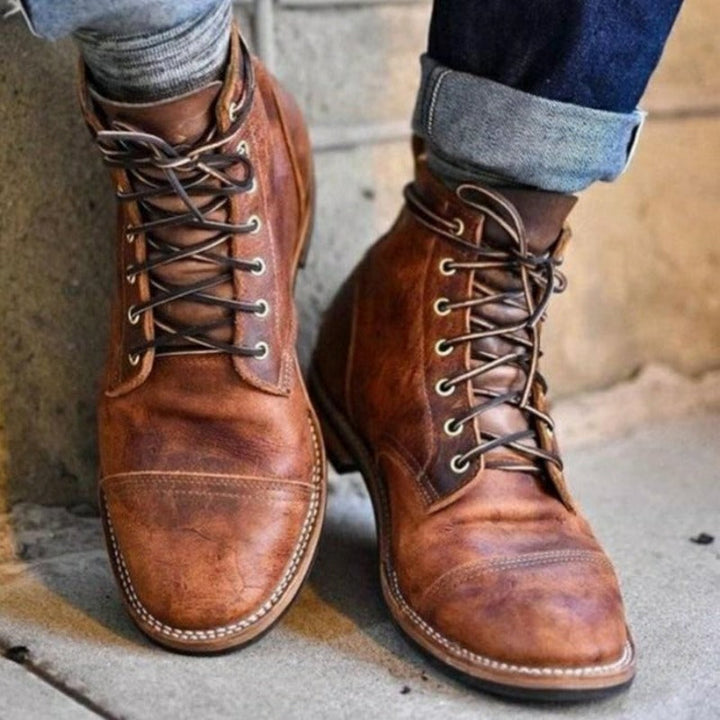 Stijlvolle bruine lederen laarzen voor heren, perfect voor elke gelegenheid en outfit.