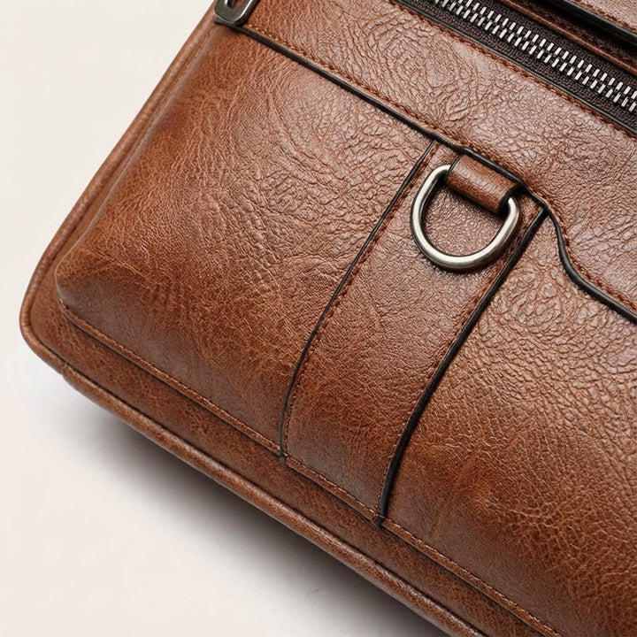 Open MetroBrief laptoptas toont ruime compartimenten voor laptop bescherming en organisatie in zakelijke settings.