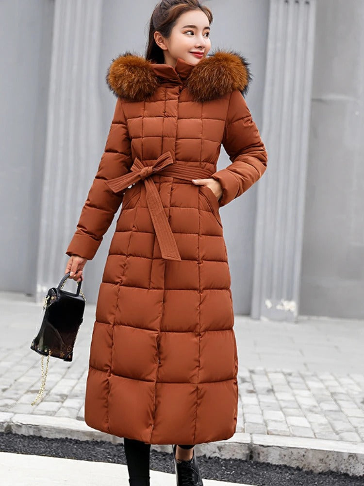 Zwart pufferjack voor dames met capuchon, stijlvolle pasvorm, warm gewatteerd, ideaal voor koude dagen, comfortabel en modieus.
