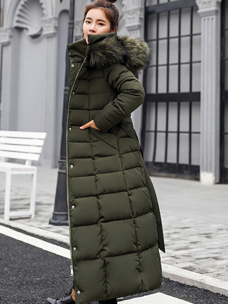 Zwart pufferjack voor dames met capuchon, stijlvolle pasvorm, warm gewatteerd, ideaal voor koude dagen, comfortabel en modieus.