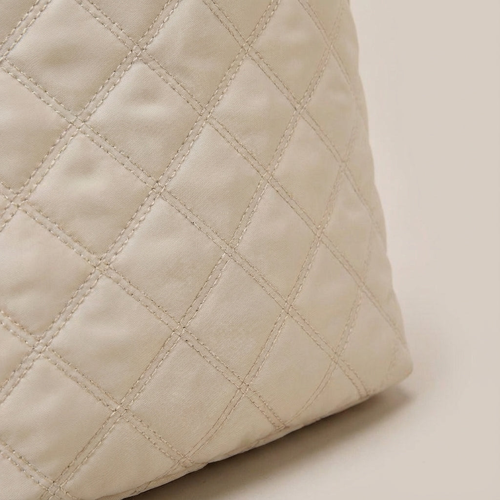 Stijlvolle gewatteerde Quiltiva reistas in unisex design. Comfortabele duffel, perfect voor weekenduitstapjes.