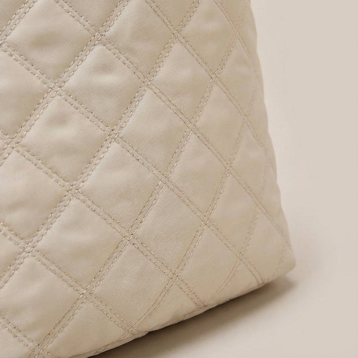 Stijlvolle gewatteerde Quiltiva reistas in unisex design. Comfortabele duffel, perfect voor weekenduitstapjes.